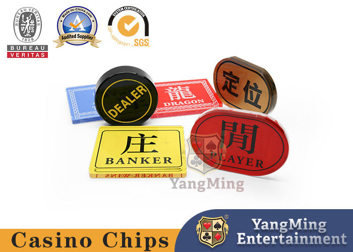Calidad Fabrica personalizada de dos lados grabado negro distribuidor de acrílico Texas Casino juego de mesa de póquer botones localizador fábrica