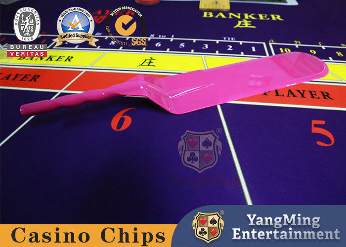 গুণ Baccarat রুলেট টেবিল গেম কাউন্টারটপ গোলাপ লাল এক্রাইলিক কার্ড বেলচা আনুষাঙ্গিক কারখানা