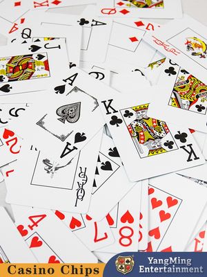 Qualità Rivestimento opaco per giochi di Texas Hold'Em Anti-impronte digitali Anti-slid Smooth Shuffling PVC Materiale di plastica Grande stampa 280 grammi Scatole nere carte da gioco. fabbrica